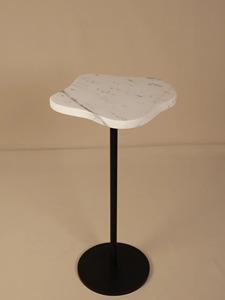 Table d'appoint moderne avec plateau en marbre, portable, écologique, avec base en métal noir, design minimaliste, meubles de salon - Product Image 1