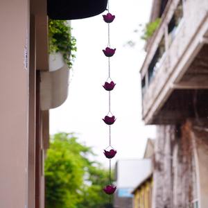 Chaînes de pluie florales roses faites à la main, idéales pour remplacer les tuyaux d'évacuation et diriger l'eau en douceur vers le sol ou dans un seau. - Product Image 3