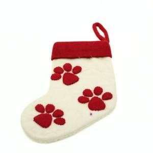 Chaussette de Noël Festive pour Animaux de Compagnie – Chaussette en Feutre Rouge et Blanc avec Empreintes de Pattes – Faite à la Main pour Noël - Product Image 1