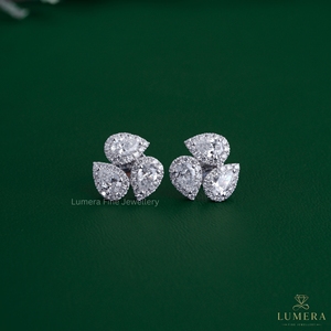 Boucles d'oreilles clous en or massif 14 carats avec diamant de laboratoire taille poire, triple halo et motif floral minimaliste, pour usage quotidien - Product Image 4