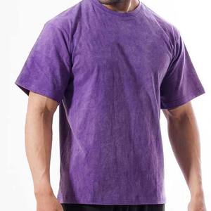 Camiseta de algodón 100% de corte holgado, color liso, cuello redondo, manga corta, estilo urbano y moderno, esencial para la moda masculina, con efecto lavado ácido. - Product Image 5