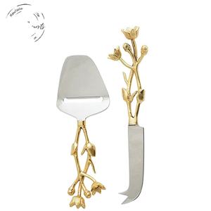 Juego de cuchillos rebanadores de queso de acero inoxidable 2 uds hechos a mano al por mayor con mango de ramita de latón utilizado para servir restaurantes de hotel - Product Image 1