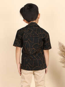 Chemise à manches courtes pour garçons, imprimé floral noir, avec boutons sur le devant, chemise d'été décontractée pour enfants, mélange de coton léger et élégant - Product Image 2