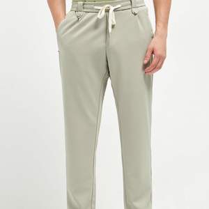 กางเกงขายาวเดินป่าผู้ชายแบบสั่งทำขายส่งยอดนิยม เนื้อผ้านุ่ม แห้งเร็ว ระบายอากาศได้ดี เหมาะสำหรับวิ่งและออกกำลังกายกลางแจ้ง รับผลิตแบบ OEM ODM - Product Image 4