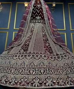 Lehenga de mariée en velours vérifié, lourd, avec une grande jupe évasée, travail complet et six couleurs, idéal pour les tenues de soirée et les événements traditionnels - Product Image 1