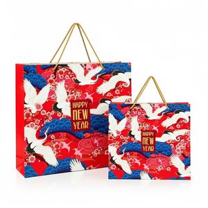 Sac cadeau en papier laminé écologique personnalisé de luxe avec poignée en ruban pour la décoration et l'emballage haut de gamme - Product Image 1