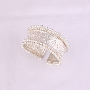 Bracelet ethnique orné de perles |   Bijoux indiens traditionnels en laiton plaqué argent - Product Image 1