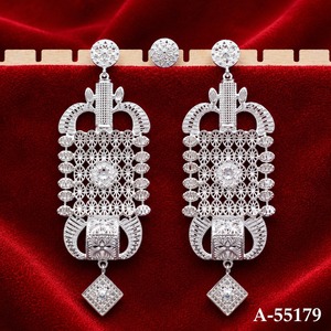 Pendientes Colgantes Ovalados de Aleación Chapada en Oro con Circonitas y Diseño Floral Ornamentado para Bodas y Fiestas, Joyería de Moda para Mujer - Product Image 2