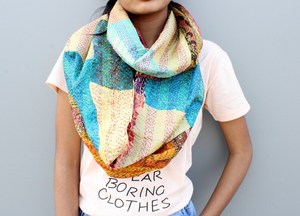 Bufanda Kantha de Seda Vintage: Estola de Patchwork Hecha a Mano - Product Image 6