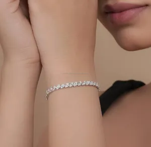 สร้อยข้อมือเพชรทรงมาร์คีส์สุดหรูหราในทองคำขาว เครื่องประดับสวยหรูสำหรับผู้หญิง สวมใส่ได้ทุกวันและในโอกาสต่างๆ และเป็นของขวัญสำหรับเธอ - Product Image 1