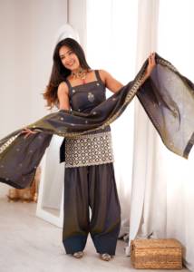 Conjunto de diseñador listo para usar: Top y dupatta de tela de seda Vichitra con bordado de lentejuelas, trabajo Dori y Jari, y pantalón Farshi Salwar. - Product Image 5