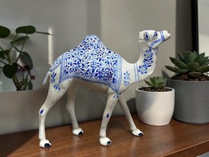 Figurine de chameau en métal et poterie bleue artisanale |   Statue décorative de chameau à motif floral |   Tableau décoratif indien peint à la main pour la maison - Product Image 1