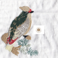 Motif d'oiseau rustique, les surpiqûres texturées ajoutent un charme champêtre chaleureux.