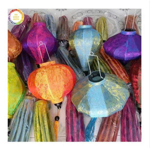 Lanterne en soie artisanale de Hoi An, lampe décorative traditionnelle vietnamienne pour la maison et les événements - Product Image 5