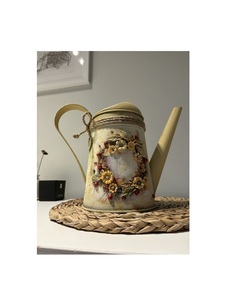 Elegante regadera metálica con acabado esmaltado impreso y boquilla larga que garantiza una experiencia de riego suave y precisa siempre. - Product Image 1