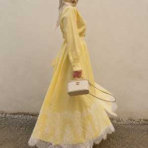 Vestido Maxi de Gasa Amarillo Pastel, Corte en A, para Mujer, Mangas Largas, Cuello Cuadrado, Cinturón Ajustable, Estampado Floral Blanco Intrincado - Product Image 2