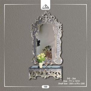 El espejo, hecho de vidrio transparente de alta calidad, ofrece una claridad excelente y un reflejo brillante con un elegante soporte. - Product Image 1