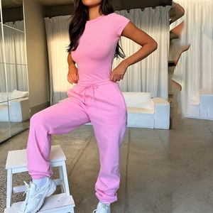 Conjunto de Camiseta y Pantalones Deportivos Premium para Mujer, Ropa de Gimnasio, Tela Transpirable, Atuendo Deportivo Cómodo y Elegante para Entrenamiento - Product Image 3