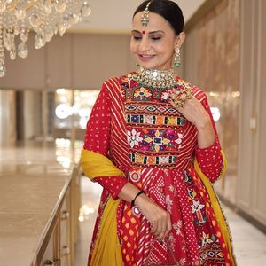 Lehenga Choli en coton mousseline épais à imprimé numérique avec broderie miroir véritable et dupatta en georgette, prix de gros par Royal Export - Product Image 4