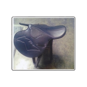 Silla de montar personalizada para caballo de doma clásica, de cuero premium con estructura de plástico, equipo de equitación y carreras. - Product Image 1