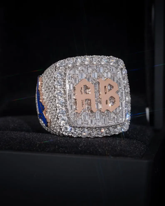 Anillo de Lujo con Inicial AB, con Incrustaciones de Moissanita, Corte Baguette y Redondo, Dos Tonos, Estilo Hip Hop, Totalmente Pavimentado - Product Image 1
