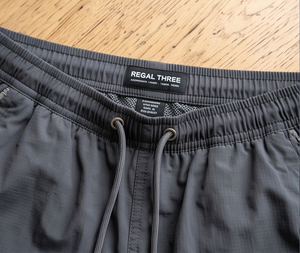 ชุดเซ็ตเสื้อฮู้ดดี้พิมพ์ลายและกางเกงขาสั้น Regal Streetwear สำหรับผู้ชาย น้ำหนักเบา แห้งเร็ว กันน้ำ ชุดกันฝนสองชิ้น - Product Image 4