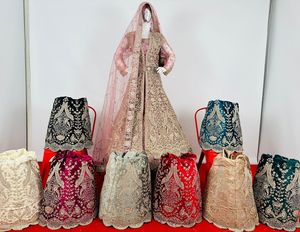 Lujosos lehengas de terciopelo con exquisitos detalles para ropa nupcial o de fiesta, moda muy adornada - Product Image 3