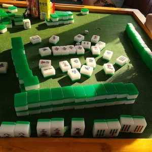 Fichas de Mahjong Pintadas a Mano, Ecológicas, con Patrón Circular, Decoración Artesanal Coleccionable, Estatua de Resina Verde y Amarilla SAMI - Product Image 2