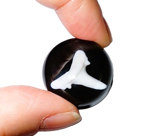 Dents de requin artificielles modernes en plastique cabochon rondes 25x25 mm noires à fond plat pour l'artisanat et la fabrication de bijoux - Product Image 2