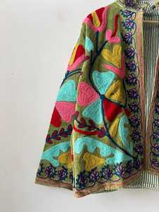 Chaqueta Corta de Terciopelo para Mujer, Estilo Boho y de Lujo, Bordada a Mano con Diseño Suzani, Regalo Perfecto, Abrigo Festivo de Invierno - Product Image 5