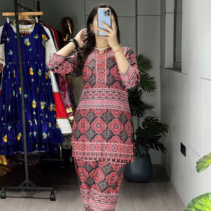 Ensemble coordonné tendance ethnique en rayonne pour femmes |   Ensemble Kurti et pantalon imprimé pour usage quotidien - Product Image 3