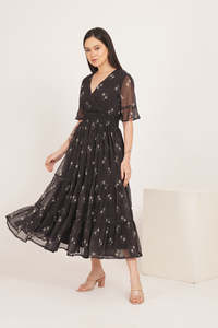 Robe midi en mousseline noire à imprimé floral avec manches volantées et ourlet superposé, style bohème, taille élastique, coupe ample en A - Product Image 3