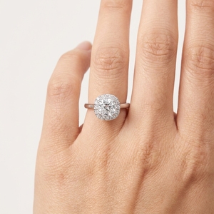 Anillo de compromiso clásico con diamante de corte brillante y diamantes pavé laterales en platino PT950 para mujer - Product Image 4