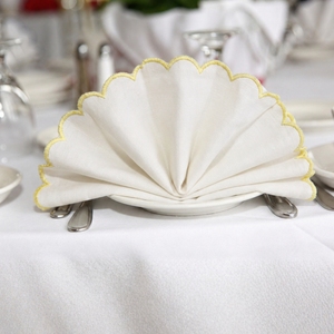 Serviette en tissu de coton jaune élégante avec bordure festonnée pour les banquets - Product Image 2