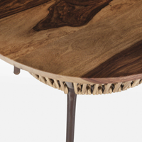 Table basse moderne industrielle en bois de manguier massif avec plateau rond en métal et panier en corde tressée, style table de salon