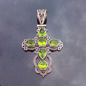 Pendentif croix péridot en argent sterling 925, collier artisanal en pierres précieuses, bijoux religieux, cadeau pour femmes et hommes - Product Image 1