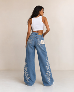 FAWKES Jean en denim taille haute à jambe large avec broderie florale, coupe ample, longueur intégrale, délavé, style printemps, vente en gros - Product Image 4