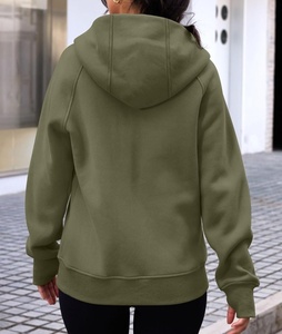 เสื้อฮู้ดซิปผู้หญิงทรงเข้ารูป ผ้าฟลีซพรีเมียม สีเขียวมะกอก มีกระเป๋า ผลิตตามสั่ง (OEM) สไตล์ลำลอง เรียบง่าย เหมาะสำหรับออกกำลังกายและเล่นกีฬา - Product Image 4