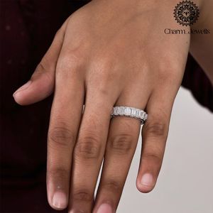 Anillo de compromiso clásico para mujer de plata 925 con moissanita de corte cojín y engaste de garras - Product Image 5