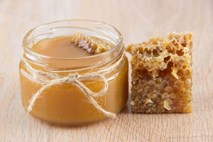 Emballage de produits de miel de qualité supérieure avec étiquettes personnalisées et boîtes cadeaux pour la vente au détail et les magasins d'alimentation spécialisés - Product Image 6