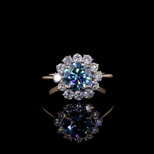Anillo de Compromiso con Halo de Flores y Diamante Azul Cultivado en Laboratorio - Product Image 1