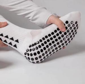 Chaussettes de sport montantes blanches pour hommes, antidérapantes à pois, en polyester et élasthanne tricoté, absorbant la transpiration, idéales pour l'été - Product Image 3