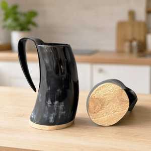 Mug en corne de Viking classique, sculpté à la main, runes, symboles nordiques, anti-fuite, réutilisable, passe au lave-vaisselle, passe au micro-ondes, pour boire de la bière - Product Image 1