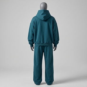 Conjunto Deportivo Oversize para Hombre en Verde Azulado Intenso, Sudadera con Capucha con Apliques Estilo Universitario en Gris, Cordones con Detalles Metálicos, Pantalones Deportivos con Puños, Conjunto Deportivo con Capucha en Verde Azulado Sólido - Product Image 2
