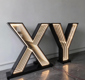 Letrero LED con Espejo Infinito, Letras X Y, Túnel de Luz 3D, Decoración de Pie para Bar o Club - Product Image 1