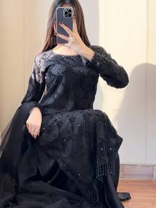 ชุดส่าหรีผ้าเน็ตปักลายสีดำสำหรับผู้หญิง พร้อมผ้าคลุมไหล่ ทรงปกติ สไตล์อินเดีย-ปากีสถานแบบดั้งเดิม ความยาวระดับเข่า แห้งเร็ว - Product Image 3