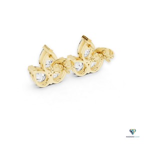 Boucles d'oreilles clous en or jaune 14 carats massif, serties de diamants de laboratoire en forme de poire de 2,94 carats, motif floral triple pierre - Product Image 2