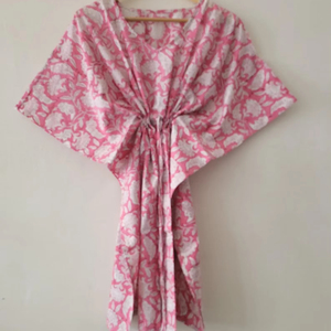 ชุดคลุมกิโมโนผ้าฝ้ายถักลายดอกไม้สีชมพูสำหรับผู้หญิง สวมใส่สบาย ระบายอากาศได้ดี เหมาะสำหรับฤดูร้อน คอวี ทรงปกติ ยาวแบบแม็กซี่ - Product Image 1