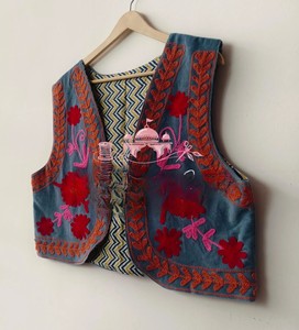 Chaleco Corto sin Mangas de Terciopelo Hecho a Mano para Mujer, Estilo Bohemio Gitano, con Bordado Floral Folclórico, de Algodón Ecológico, Cálido para Invierno - Product Image 1