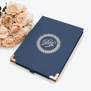 Caja de Invitación de Boda Duallush Jacqueline Azul Marino, Tablero de MDF de 5x7 Pulgadas con Monograma en Lámina Plateada y Esquinas Metálicas - Product Image 4